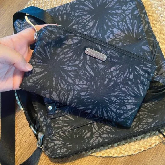 Baggalini Go Bagg Crossbody Bag and RFID Phone Wristlet Set - Picture 3 of 8